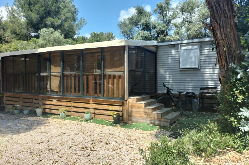 Mobil-home avec terrasse couverte sur une parcelle ombragée du camping La Pabourette à La Londe-les-Maures